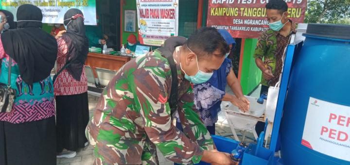 Anggota Satgas TMMD Bojonegoro Beri Contoh Cuci Tangan Yang Baik Dan Benar